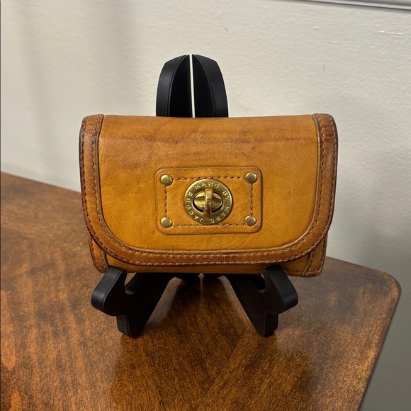 🔥 LOW START Marc Jacobs Brown Leather Turn lock Wallet with Gold Accents - Picture 9 of 12